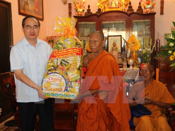 VFF leader presents New Year gifts to Khmer monks